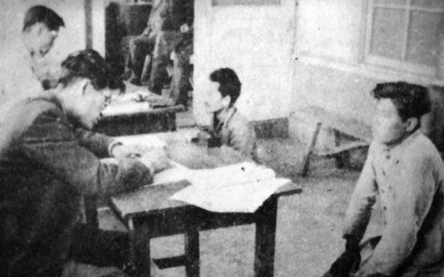 귀순한 주민들이 취조를 받고 있다. 한겨레