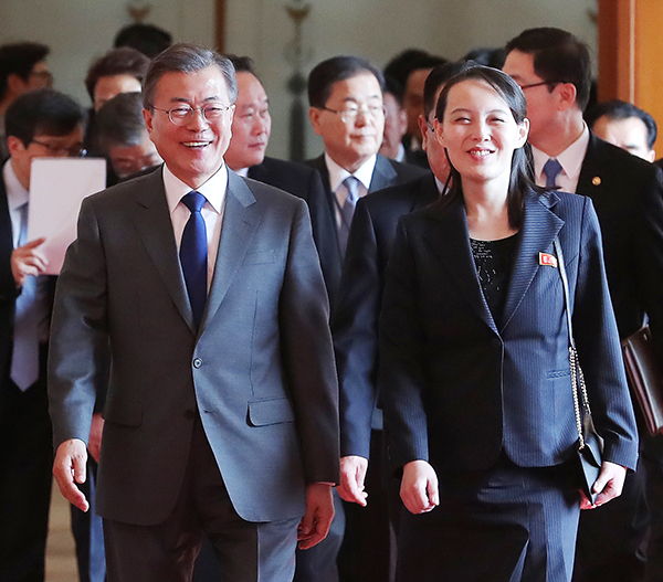 ⓒ연합뉴스 2월10일 문재인 대통령이 방남한 김여정 노동당 중앙위 제1부부장(오른쪽)과 함께 이동하고 있다.