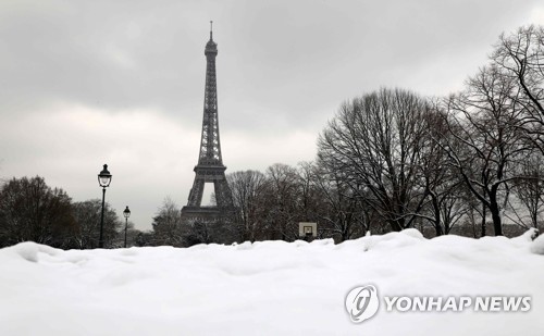 파리 에펠탑 근처에 눈이 내린 모습 [AFP=연합뉴스]