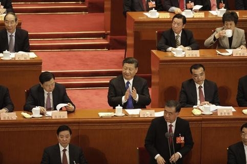 시진핑(두 번째 줄 가운데) 중국 국가주석이 2018년 3월 3일 베이징 인민대회당에서 개막한 전국인민정치협상회의(정협) 개막에 참석해 박수를 치고 있다. /블룸버그