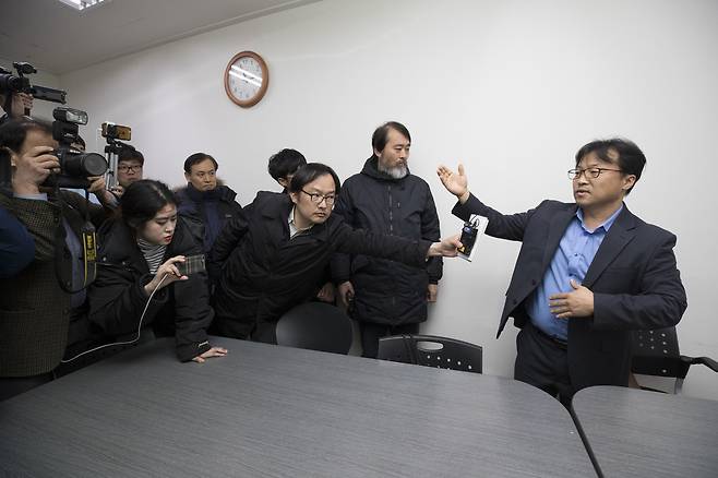 교육부 직원이 20일 오후 서울 동작구 총신대에 실태조사를 나와 학교 관계자 및 취재진을 향해 조사 계획에 대해 말하고 있다. 김성광 기자