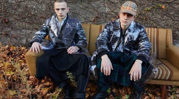 비닐 버버리가 등장한 2018 봄/여름 버버리 광고/버버리 제공