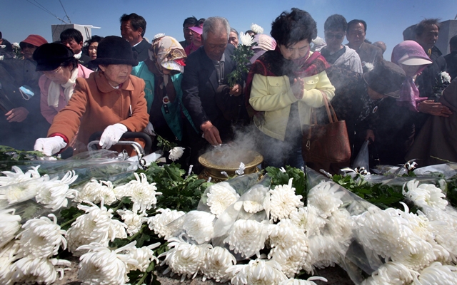 ‘제주4·3’ 희생자 유가족과 도민들이 2008년 4월 60주기 4·3 희생자 위령제가 끝난 뒤 제단에 헌화·분향하고 있다. 한겨레 김정효 기자