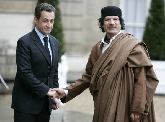 2007년 12월 사르코지 당시 프랑스 대통령이 파리 엘리제궁에서 리비아의 독재자 카다피를 맞이하고 있다. [AP=연합뉴스]