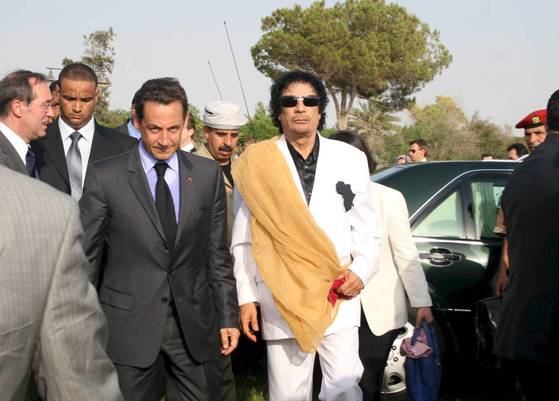 2007년 7월 사르코지 당시 프랑스 대통령이 리비아 트리폴리를 방문해 카다피와 함게 걸어가고 있다. [EPA=연합뉴스]