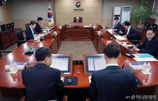 이효성 방송통신위원장이 21일 오후 경기도 정부과천청사에서 열린 13차 위원회 회의에서 모두발언을 하고 있다.