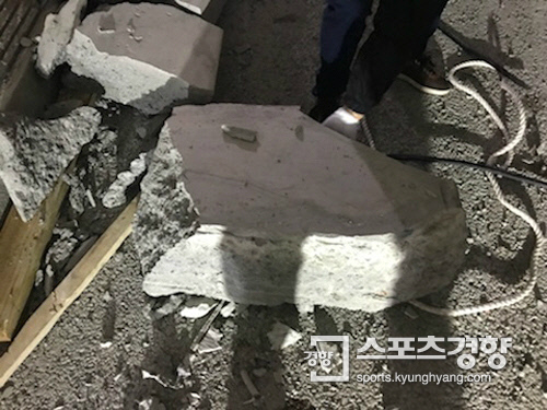 부산 금정산 산성터널 건설공사 도중 천장에서 떨어진 콘크리트 덩어리. 부산경찰청 제공