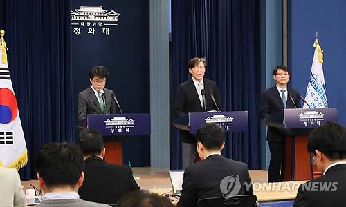 조국, 대통령 헌법 개정안 '지방분권·경제부분' 브리핑 (서울=연합뉴스) 황광모 기자 = 청와대 조국 민정수석(가운데)이 21일 오전 춘추관 대브리핑실에서 문재인 대통령이 발의할 개헌안 중 '지방분권'과 '경제부분' 브리핑을 하고 있다. 왼쪽부터 진성준 정무기획비서관, 조국 민정수석, 김형연 법무 비서관. hkmpooh@yna.co.kr