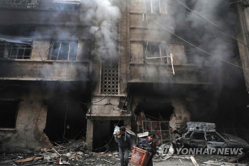 폭격 연기로 자욱한 시리아 동구타 [AFP=연합뉴스]