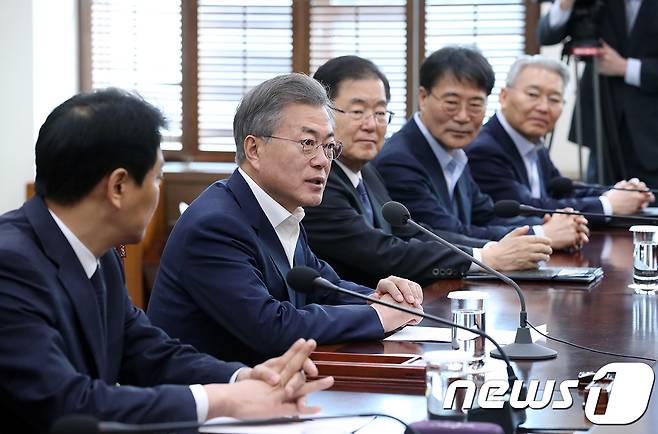 문재인 대통령이 21일 오전 청와대 여민관 소회의실에서 열린 남북정상회담 준비위원회 전체회의에서 모두발언을 하고 있다.(청와대 제공) 2018.3.21/뉴스1 © News1 송원영 기자