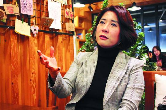 성교육 강사로 활동 중인 손경이씨가 18일 경기도 고양시의 한 카페에서 자신의 경험을 담담하게 털어놓고 있다. 고양=심우삼 기자