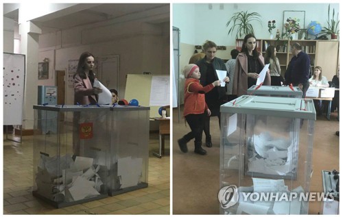 지난 18일 러시아 대선 당시 남부 우스트-제구타 지역에서 한 유권자가 216번, 217번 투표소에서 각각 투표하는 모습 [REUTERS/Staff=연합뉴스]