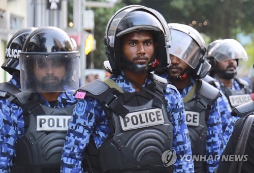 지난달 2일 몰디브 수도 말레에서 야당 지지 시위를 막기 위해 경찰이 배치돼 있다.[AP=연합뉴스 자료사진]