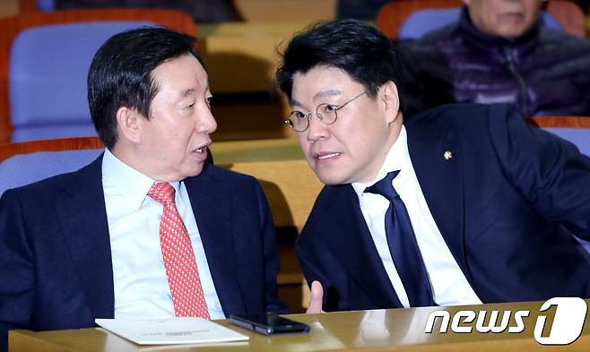 김성태 자유한국당 원내대표(왼쪽)와 장제원 수석대변인. 2017.12.5/뉴스1 © News1 박정호 기자