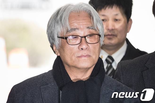 극단원 17명을 상대로 상습적으로 성추행과 성폭행을 해왔다는 의혹을 받고 있는 이윤택 전 연희단거리패 예술감독(66)이 23일 서울 서초구 중앙지법에서 열린 구속전 피의자심문(영장심사)에 출석하고 있다. 2018.3.23/뉴스1 © News1 유승관 기자