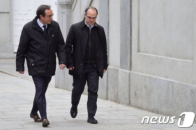 스페인 카탈루나 분리 독립파 정치인인 조르디 투룰 수반 후보(오른쪽)가 23일 최고법원 법정을 향해 걸어가고 있다. © AFP=뉴스1