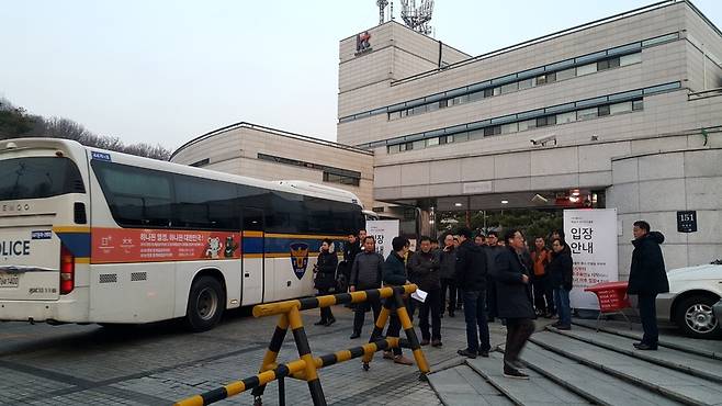 경찰 병력을 실은 버스 3대가 케이티연구개발센터로 들어가고 있다.
