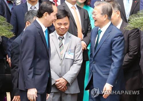 웃음꽃 핀 문 대통령과 꽝 주석 (하노이=연합뉴스) 황광모 기자 = 베트남을 국빈 방문중인 문재인 대통령과 쩐 다이 꽝 베트남 국가 주석이 23일 오전(현지시간) 하노이 호찌민 주석 거소의 연못에서 잉어에게 모이를 준 뒤 대화를 나누며 환하게 웃고 있다. 2018.3.23 hkmpooh@yna.co.kr