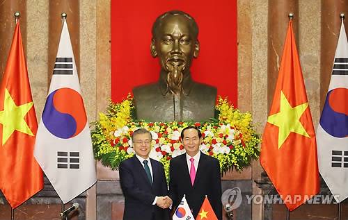 문 대통령-꽝 주석, 공동기자회견 (하노이=연합뉴스) 배재만 기자 = 문재인 대통령과 쩐 다이 꽝 베트남 국가주석이 23일 오전(현지시간) 하노이 주석궁 회담장에서 열린 공동기자회견을 마치고 악수하고 있다. 2018.3.23 scoop@yna.co.kr
