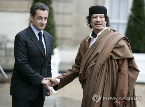 악수하는 사르코지 당시 프랑스 대통령과 카다피 [AP=연합뉴스]