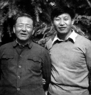 시진핑에게 중국공산당 1세대 원로 가운데 하나인 아버지 시중쉰은 가장 든든한 정치적 자산이었다. 1980년대 아버지 시중쉰과 함께. <한겨레> 자료사진