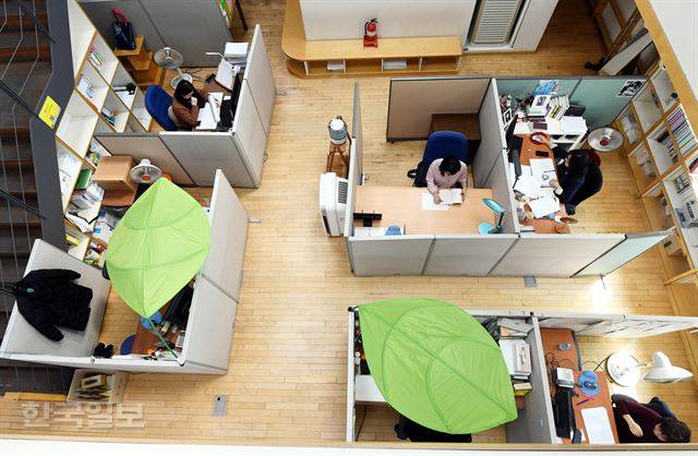 경기 파주출판단지 민음사 사옥의 교정교열팀 사무실. 사각사각 펜 소리가 들릴 정도로 조용하다. 파주=배우한 기자