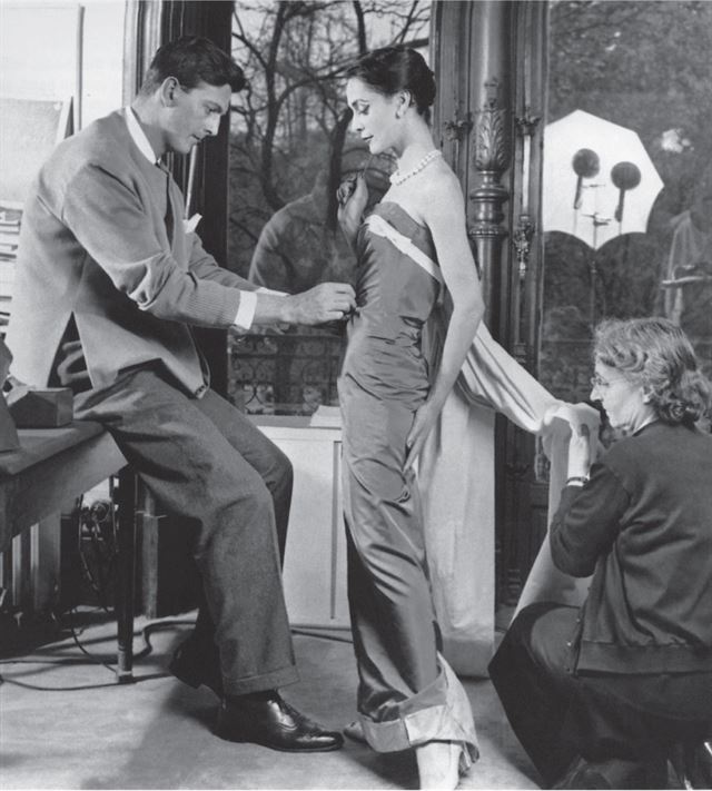 지방시는 1950년대 파리의 알프레드 드비니가에 자신의 첫 살롱을 열었다. 모델을 상대로 작업 중인 위베르 드 지방시. <보그 온: 위베르 드 지방시> 51books 제공.