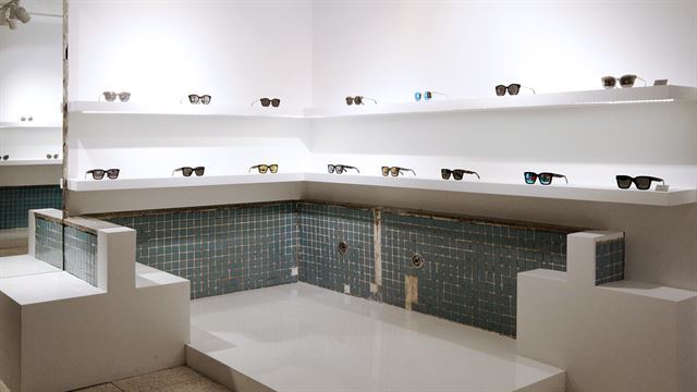 옛 목욕탕의 내부 모습을 살려 리모델링한 쇼룸. 젠틀몬스터 제공