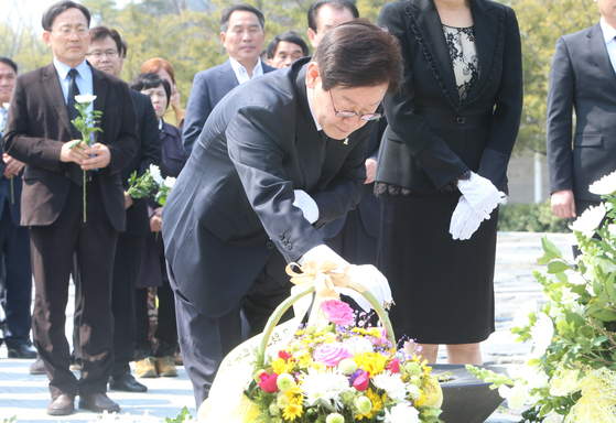 이재명 전 성남시장이 24일 오후 경남 김해 봉하마을에 있는 노무현 전 대통령 묘역을 참배하고 있다. [연합뉴스]
