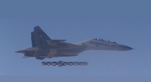 초음속 순항미사일 '브라모스'를 시험발사하는 인도의 Su-30MKI 전투기[트위터캡처]