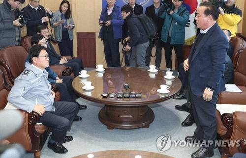 21일 오후 김기현 울산시장 비서실 압수수색과 관련해 울산지방경찰청을 항의 방문한 자유한국당 국회의원들 중 정갑윤 의원이 대화 도중 자리에서 일어나 황운하 청장에게 항의하고 있다. 연합뉴스