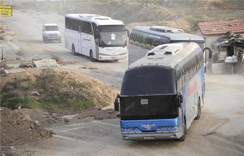 시리아 동구타 지역에서 주민과 반군들을 태우고 떠나는 버스 행렬 [타스=연합뉴스]