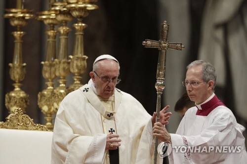 지난 19일 주교 서품식을 집전하는 프란치스코 교황. [AP=연합뉴스]