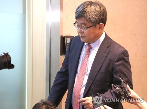 MB 검찰조사 거부 (서울=연합뉴스) 정하종 기자 = 이명박 전 대통령의 변호인인 강훈 변호사가 26일 오후 서울 대치동 '법무법인 열림' 사무실에서 이 전 대통령의 검찰조사 거부의사를 기자들에게 밝힌 후 자리로 가고 있다. 이 전 대통령 측은 별도로 배포한 발표문에서 검찰 조사에 거부한 이유로 '공정한 수사를 기대하기 어렵다'는 점을 꼽았다. 2018.3.26 chc@yna.co.kr