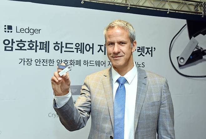 알랭 파키리 렛저 부사장이 '렛저 나노 S'를 소개했다.