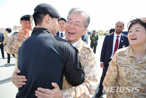 【아부다비(아랍에미리트)=뉴시스】전신 기자 = 문재인 대통령이 27일 아랍에미리트 아부다비 아크부대를 방문해 부대원들과 포옹하고 있다. 2018.03.27. photo1006@newsis.com