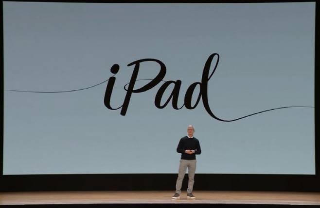 팀쿡 애플 최고경영자(CEO)가 27일 미국 시카고에서 열린 교육 행사에서 새 아이패드를 언급하고 있다.