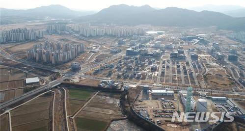 【홍성=뉴시스】충남 내포신도시 주택단지에 고형연료(SRF)열병합발전소 시설이 들어서고 있다.