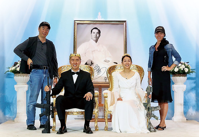 통일교 2세들은 최근 미국에서 총기를 휴대한 채 합동결혼식을 진행해 논란을 빚었다. © 문형진 페이스북