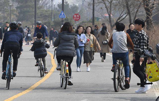 다양한 종류의 자전거와 보행자, 심지어 전동 휠까지 한강 자전거도로를 공유하면서 혼란은 가중된다.