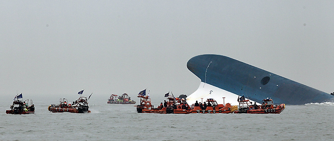 2014년 4월16일 세월호가 진도 해상에서 침몰해 뱃머리만 보이고 있다. © 사진=연합뉴스