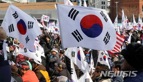 【서울=뉴시스】고범준 기자 = 10일 오후 서울역 광장에서 대한애국당 주최로 열린 박근혜 대통령 불법탄핵 1년 규탄·태극기 애국열사 1주기 추모 집회에서 참가자들이 태극기를 들고 박 전 대통령 석방을 촉구하고 있다. 2018.03.10. bjko@newsis.com