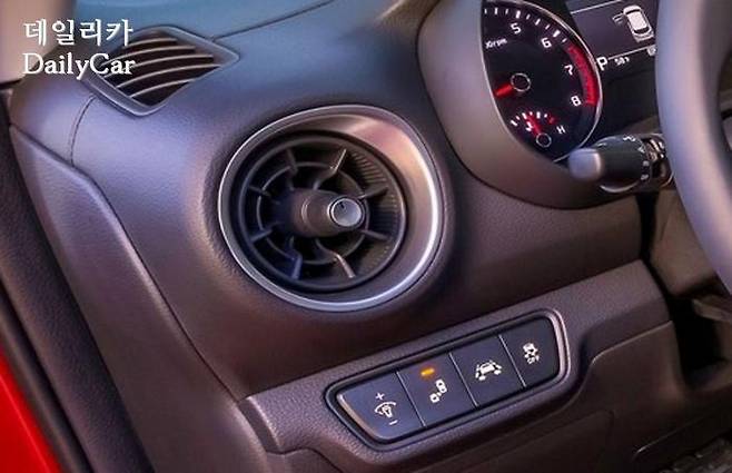 K3 (금속 질감 베젤 속의 원형 노즐 벤틸레이션 그릴)