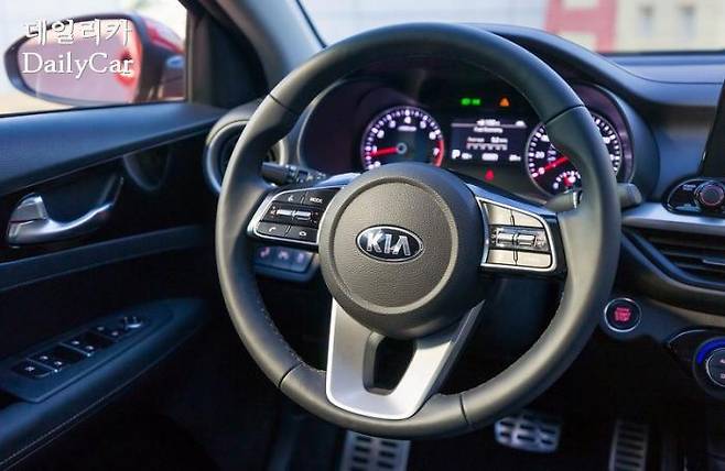 K3 (스포티함을 강조하는 원형 디자인의 스티어링 휠)