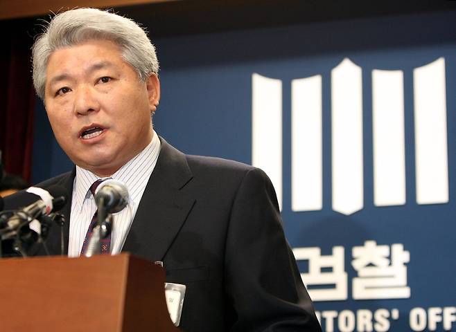 까만 후배 검사가 말했다. “10년 전에 이 문제가 불거졌을 때 다스 실소유주가 드러났으면, (엠비가) 대통령이 될 수 있었겠나.” 2007년 12월5일 문제의 그 수사 실무를 총괄 지휘했던 김홍일 서울중앙지검 3차장 검사가 엠비에게 면죄부를 주는 최종 수사결과를 발표하고 있다. 박종식 기자 anaki@hani.co.kr