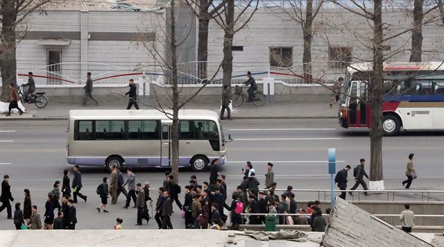 3일 평양 고려호텔 앞에서 평양 시민들이 출근하는 모습이 남한의 출근길과 다르지 않다.