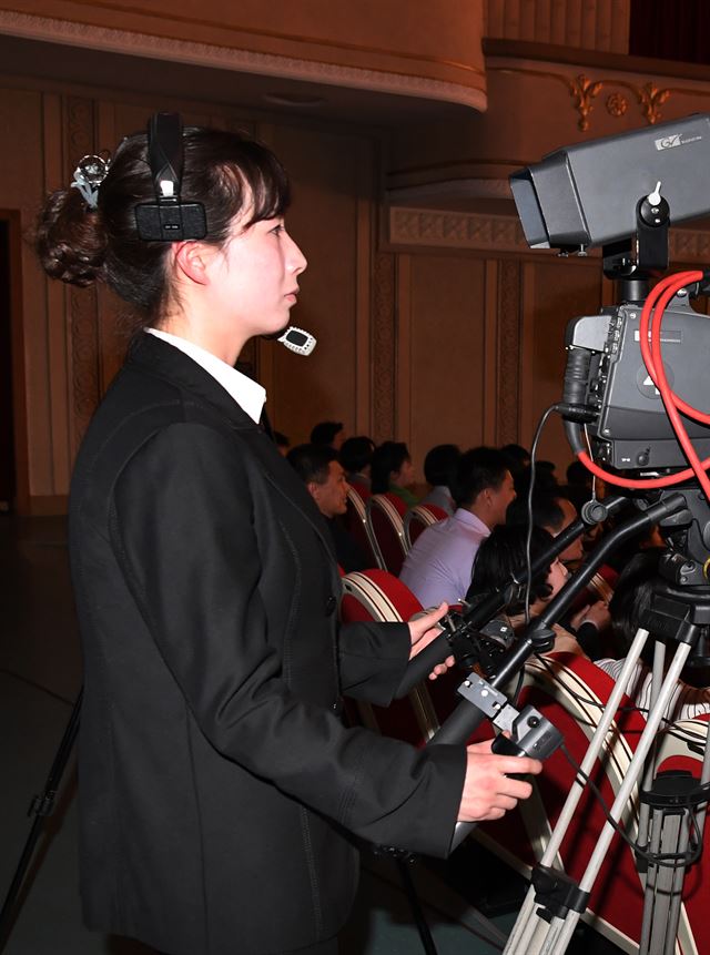 공연 중계 카메라를 담당하는 북측 여성 카메라맨