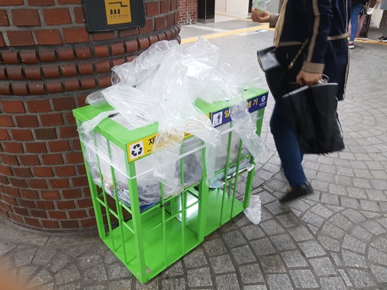 5일 아침 서울 지하철 2호선 시청역 재활용품 분리 수거함에 비닐 우산 커버가 수북하게 쌓였다. 강찬수 기자