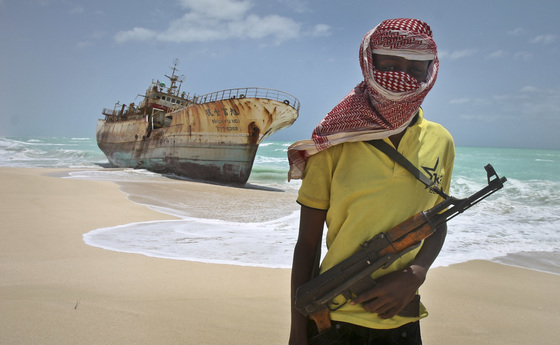 2012년 대만 어선을 납치했다가 석방 합의금을 받고 풀어준 뒤 어선 앞에서 포즈를 취한 소말리아 해적. [AP=연합뉴스]