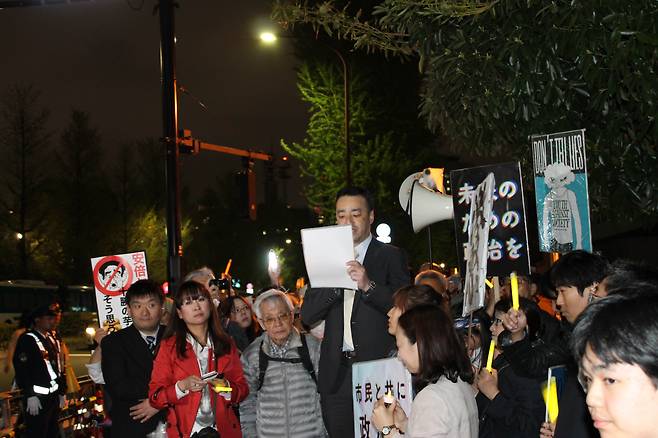6일 저녁 도쿄 치요다구 일본 총리 관저 앞에서 한 시민이 아베 총리의 퇴진을 요구하는 발언을 하고 있다. ⓒ김경년